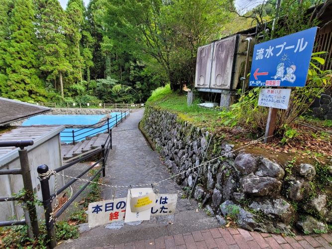 調音の滝の流水プール